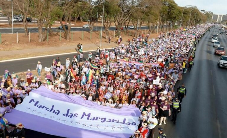 Brasilia accueille la 7e Marche des Marguerites : Un rassemblement historique de plus de 100 000 femmes en quête de justice et d’égalité